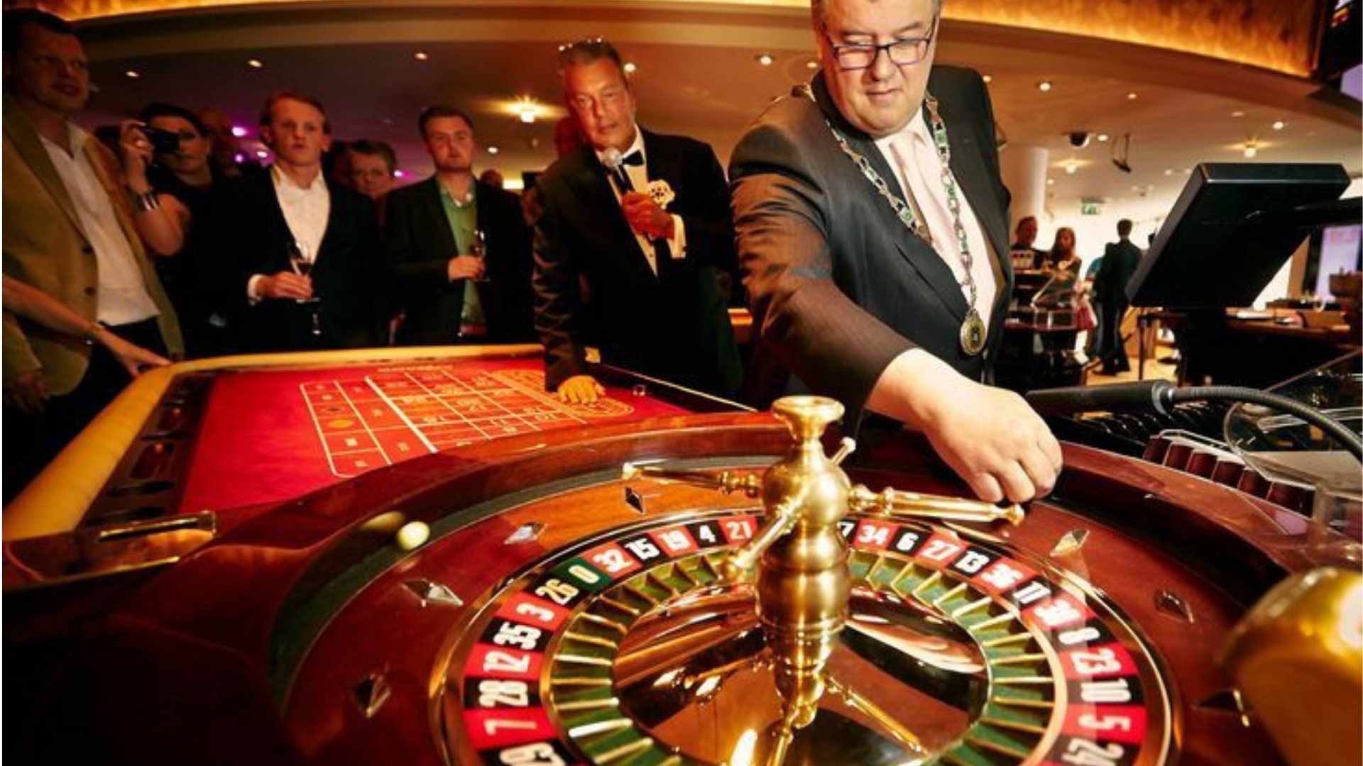 Evaluating Poker Clients For Different Online Playing Environments