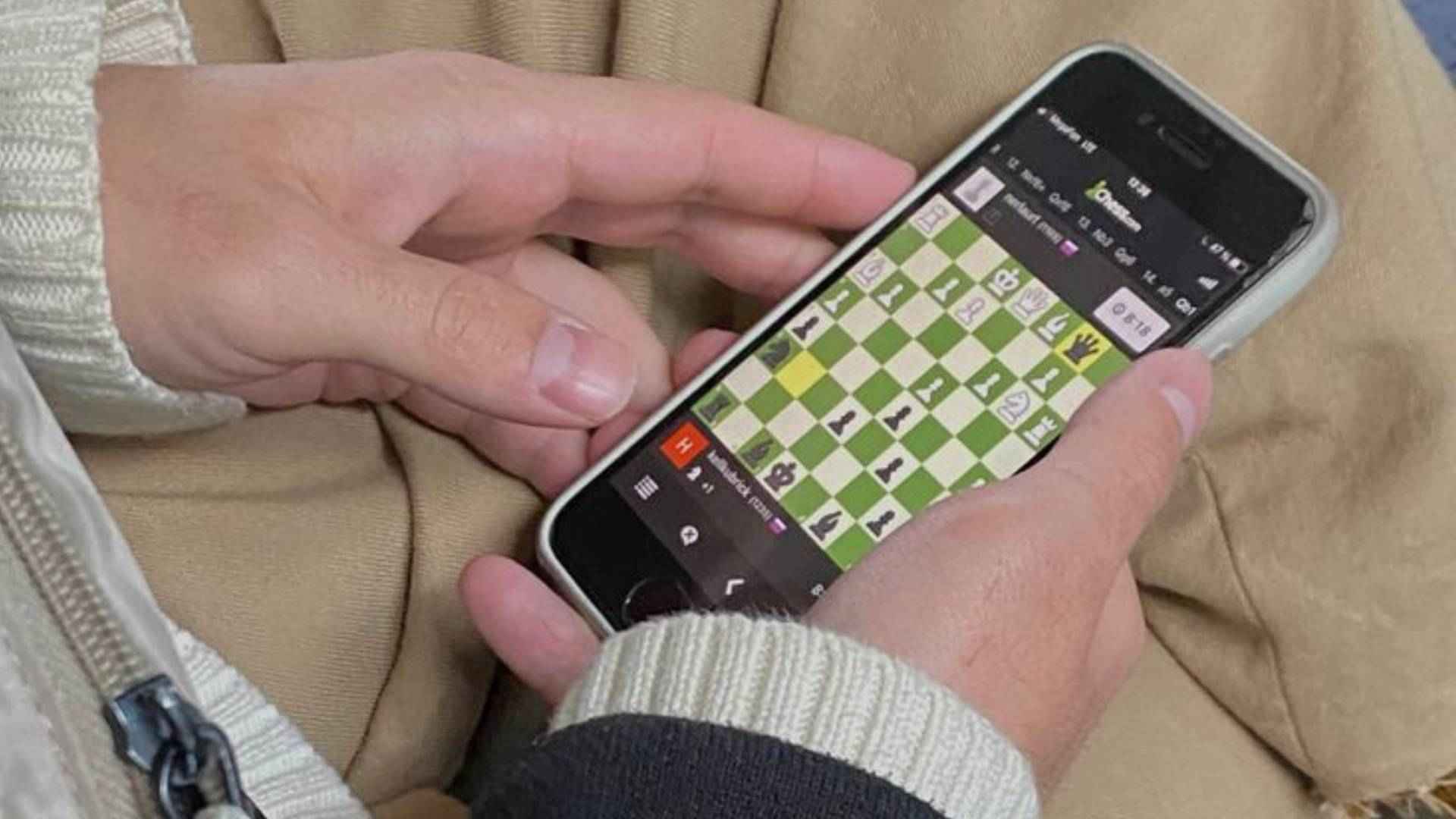 How Adaptability Separates Strong Poker Minds